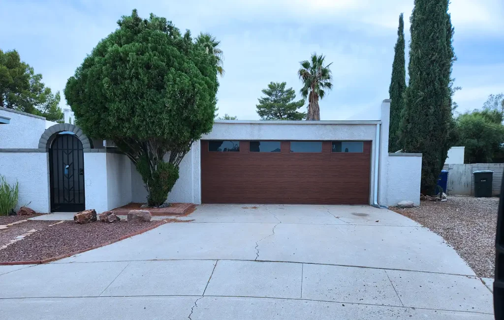 Why Big Garage Door Companies Advertise Everywhere in Oro Valley